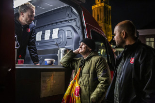 Veldwerkers in Zwolle delen eten en drinken uit, en bieden menselijk contact